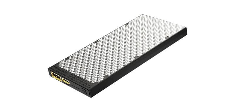 Batterie externe en carbone argentée — vue 1